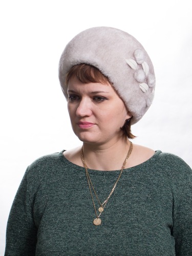 Модные меховые женские береты