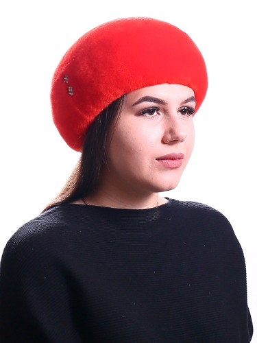 Модные меховые женские береты