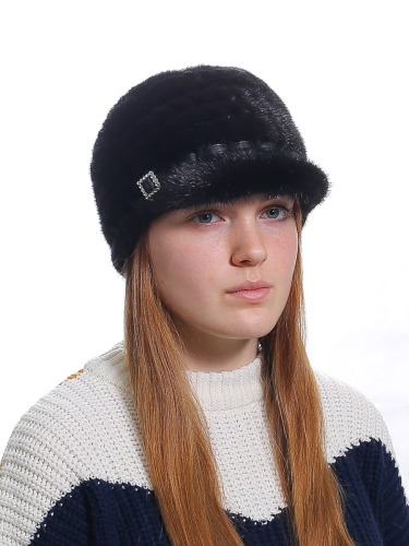 Модные женские меховые кепки