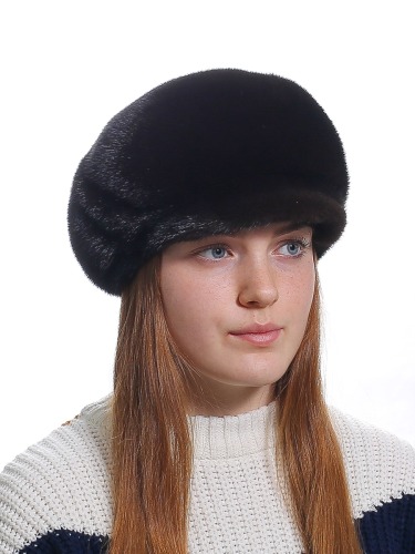 Модные женские меховые кепки